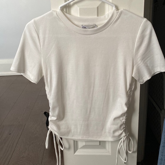 Super cute white ribbed top with ruffle detail on the side. - Picture 1 of 3